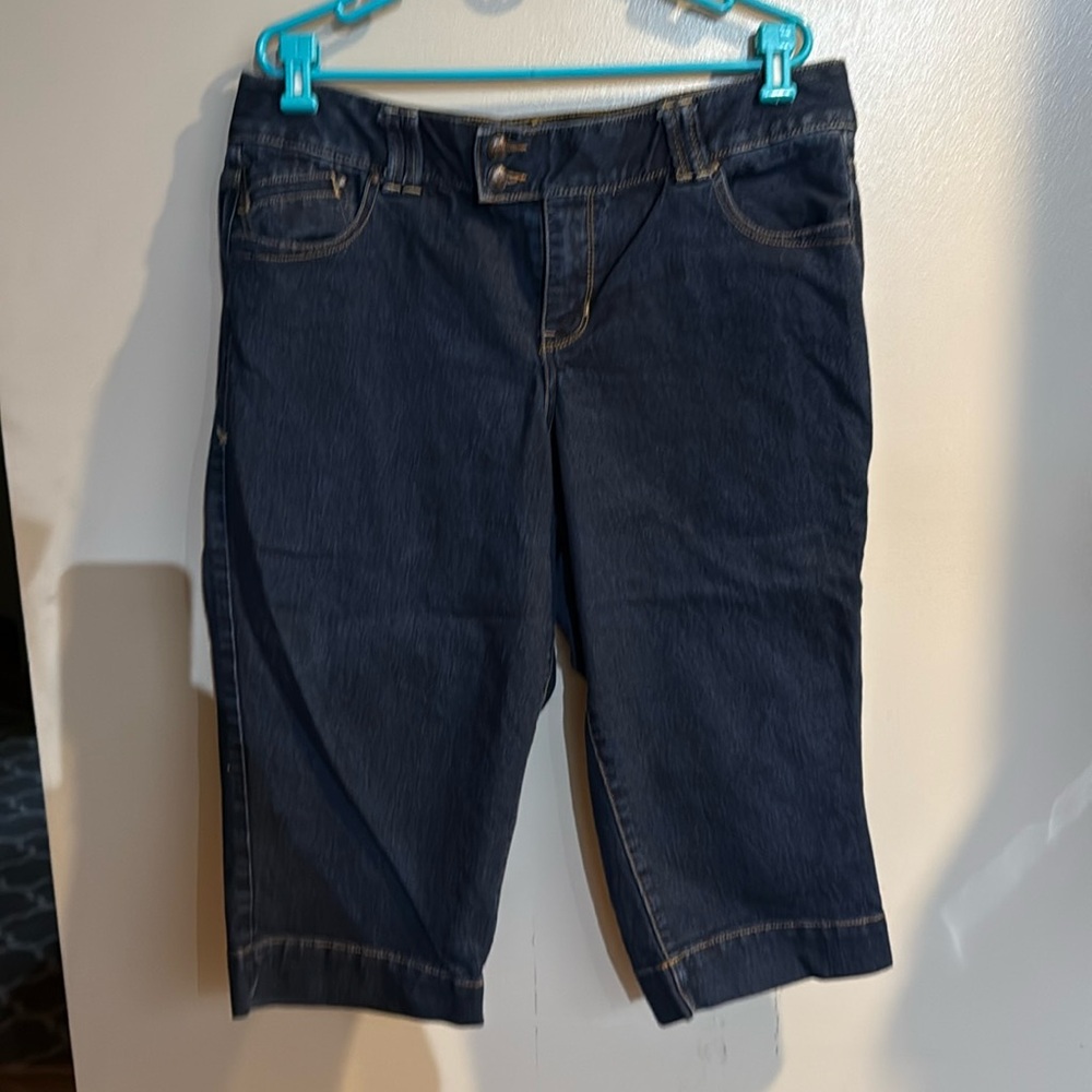 Lane Bryant like new plus size 16 denim capri jeans. Excellent condition.